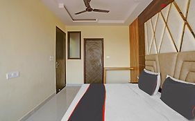 Capital O Mt Corporate Stays Near Iskcon Temple Noida
